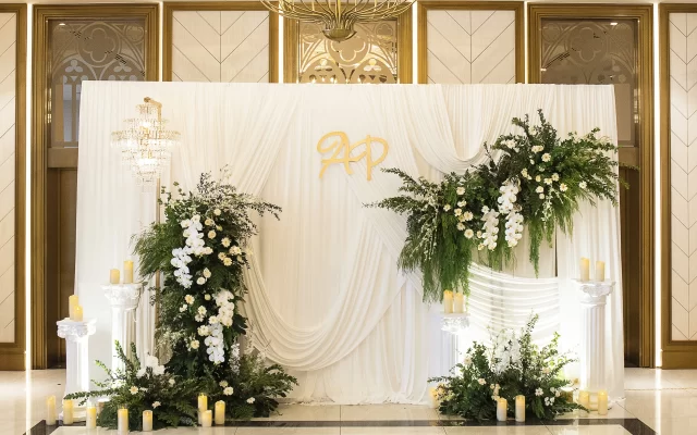 Mẫu Wedding Backdrop Veil Premium mang đến vẻ lộng lẫy và ấm cúng cho không gian tiệc cưới