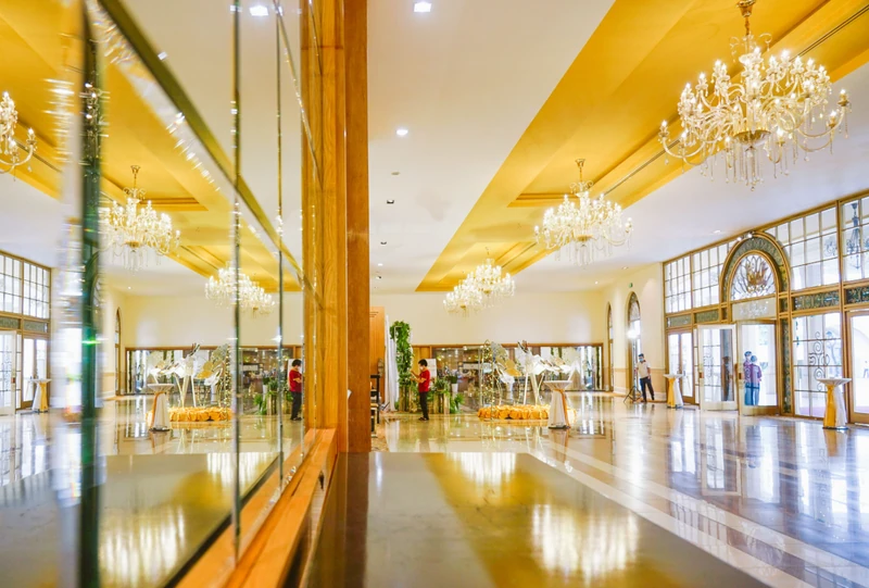 Melisa Center thiết kế màu vàng gold