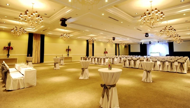 sảnh tiệc lớn tại Riverside Palace