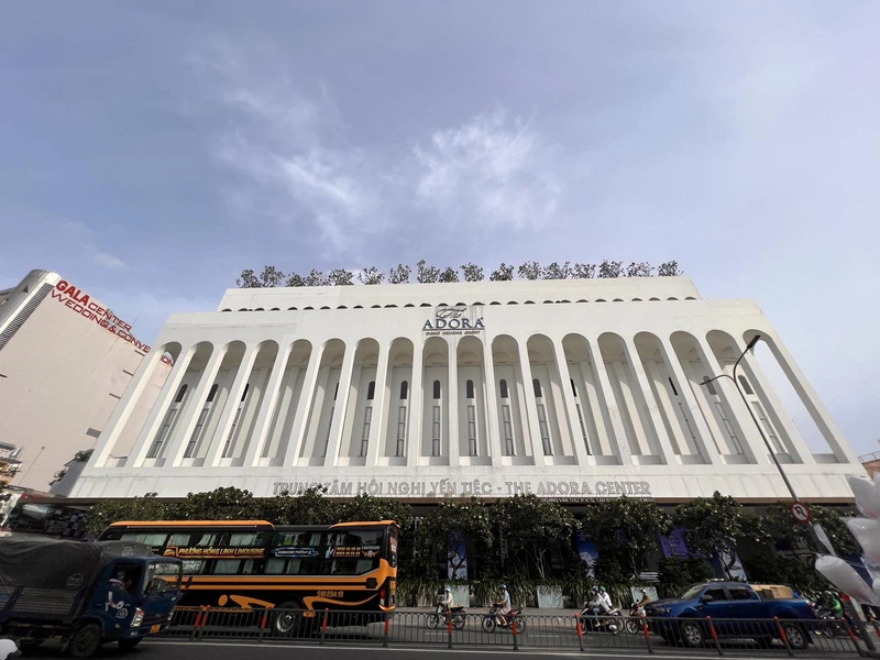 The Adora Center nằm trên trục giao thông lớn