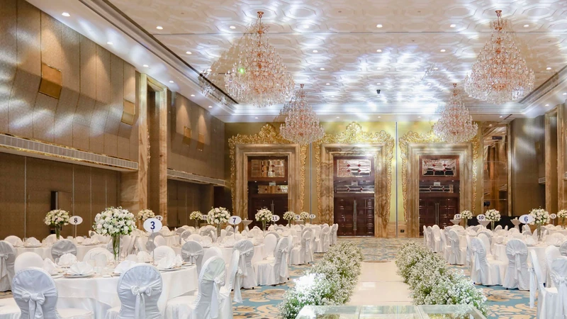 The Reverie Saigon nổi bật với hệ thống đèn chùm