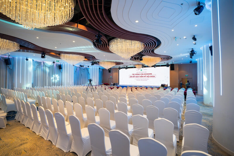 Cần trao đổi kỹ với venue về không gian, kỹ thuật, ngân sách và quy trình phối hợp MC/band