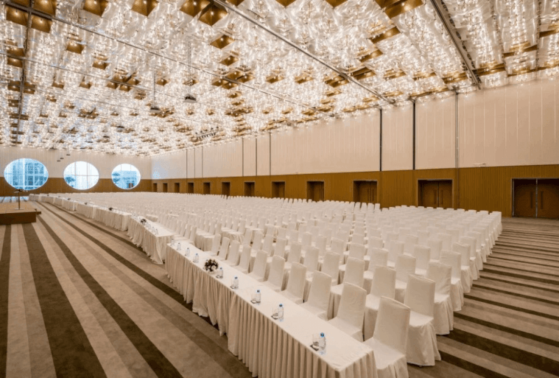 White Palace sở hữu kiến trúc trắng hiện đại, phù hợp với nhiều loại sự kiện (Nguồn: Internet)