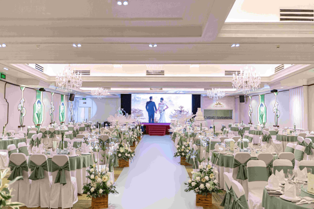 Callary nổi bật với không gian ấm cúng và decor hoa tươi đồng bộ xuyên suốt tiệc cưới (Nguồn: Internet)