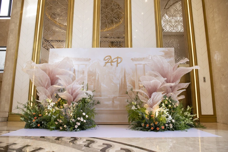 Backdrop Belle nổi bật với gam màu pastel dịu nhẹ, điểm xuyết những chi tiết trang trí tinh tế