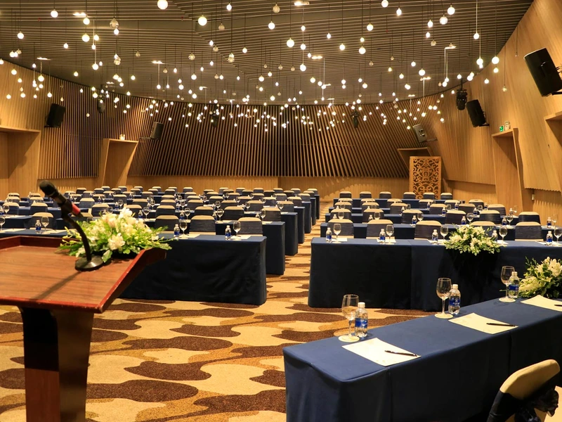 Capella Gallery Hall cổ điển với trần vòm và khu Rooftop (Nguồn: Internet)
