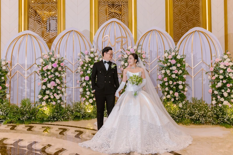 Váy cưới cô dâu theo xu hướng cổ điển và sang trọng