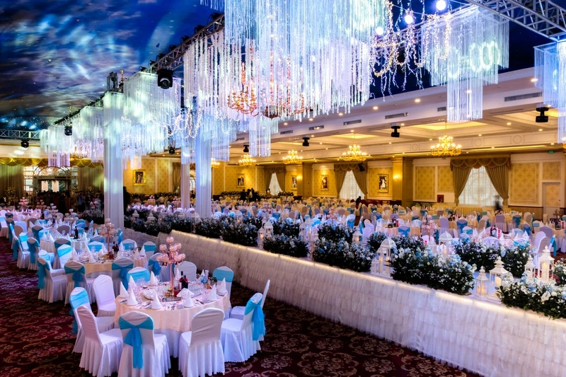 Diamond Place trang nhã với đèn chùm và backdrop hoa (Nguồn: Internet)