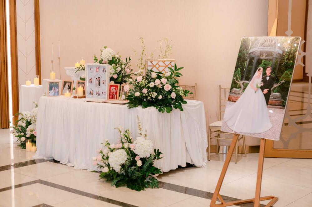 Khách mời có thể khám phá hành trình yêu của cặp đôi qua bàn gallery