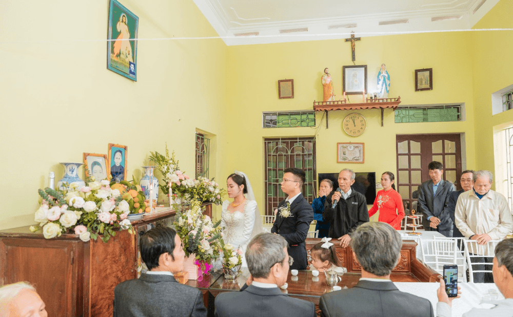 Lễ gia tiên Công giáo kết hợp cầu nguyện, tạ ơn Thiên Chúa và tri ân gia đình (Nguồn: Internet)