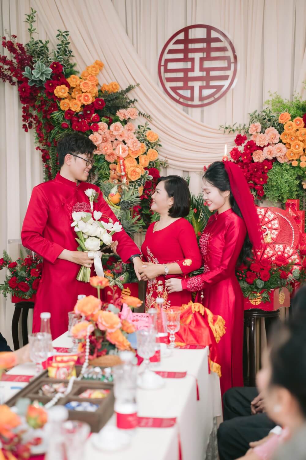 Lễ gia tiên có thể diễn ra trong lễ ăn hỏi hoặc ngày cưới, tùy phong tục và sự thống nhất giữa hai gia đình
