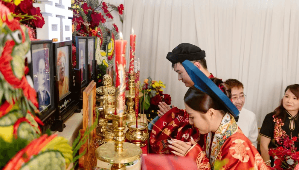 Lễ gia tiên nhà gái là nghi thức cô dâu thắp hương báo cáo tổ tiên trước khi về nhà chồng (Nguồn: Internet)