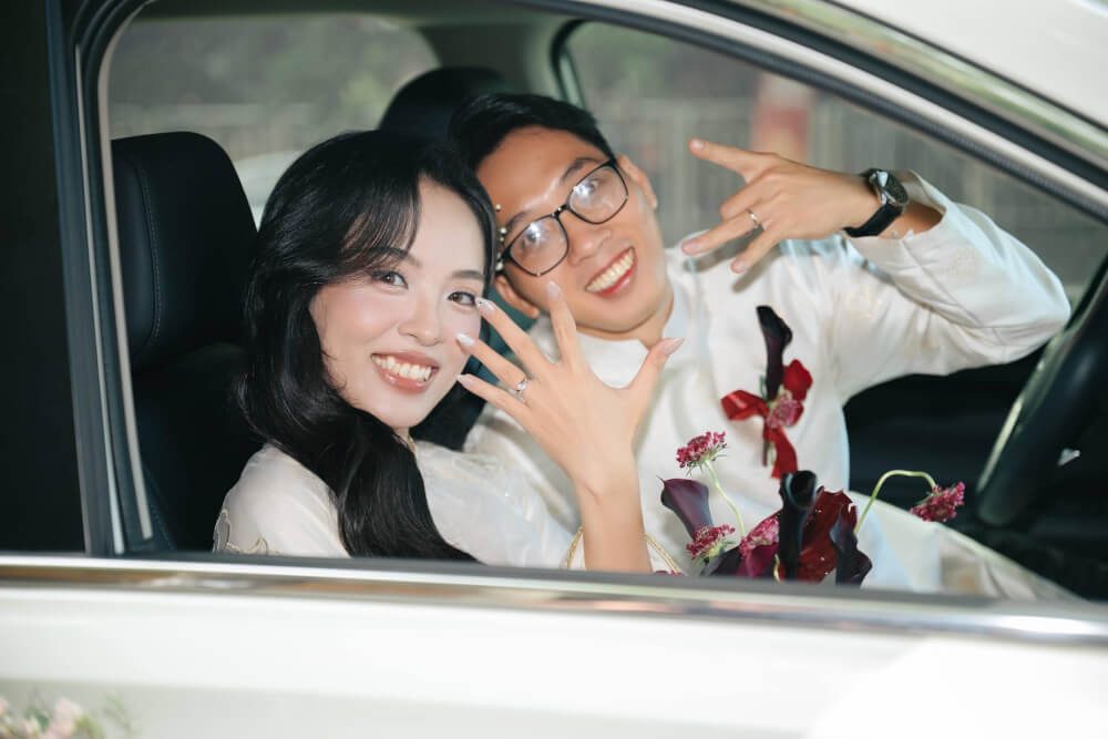 Sau khi thực hiện nghi lễ tại nhà gái, chú rể đón cô dâu về nhà trai để tiếp tục các nghi thức cưới hỏi