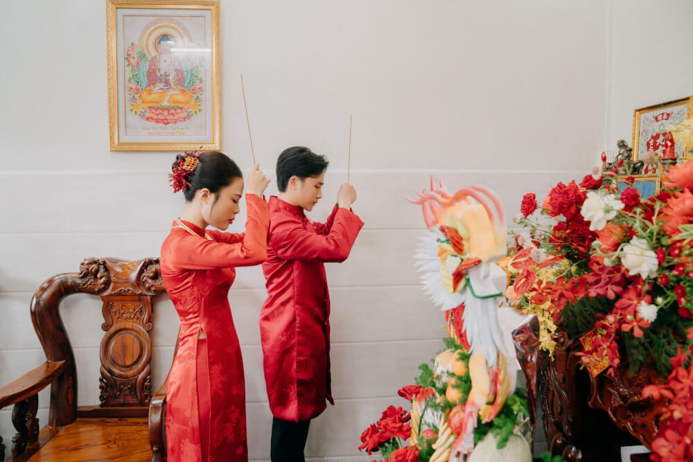 Lễ gia tiên là nghi thức cô dâu chú rể ra mắt tổ tiên, thể hiện lòng biết ơn và cầu mong hôn nhân viên mãn