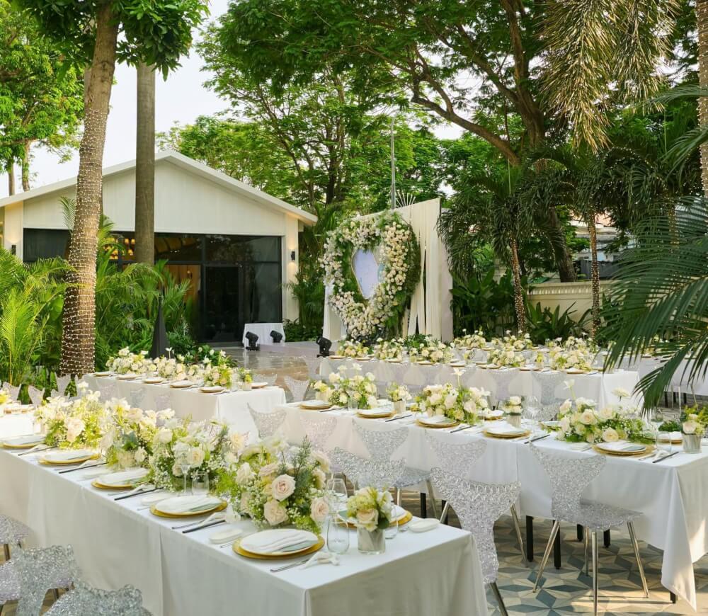 Côn Sơn nổi bật với sân vườn rộng 4.000 m² và menu Á - Âu, hải sản, Fusion đa dạng (Nguồn: Internet)