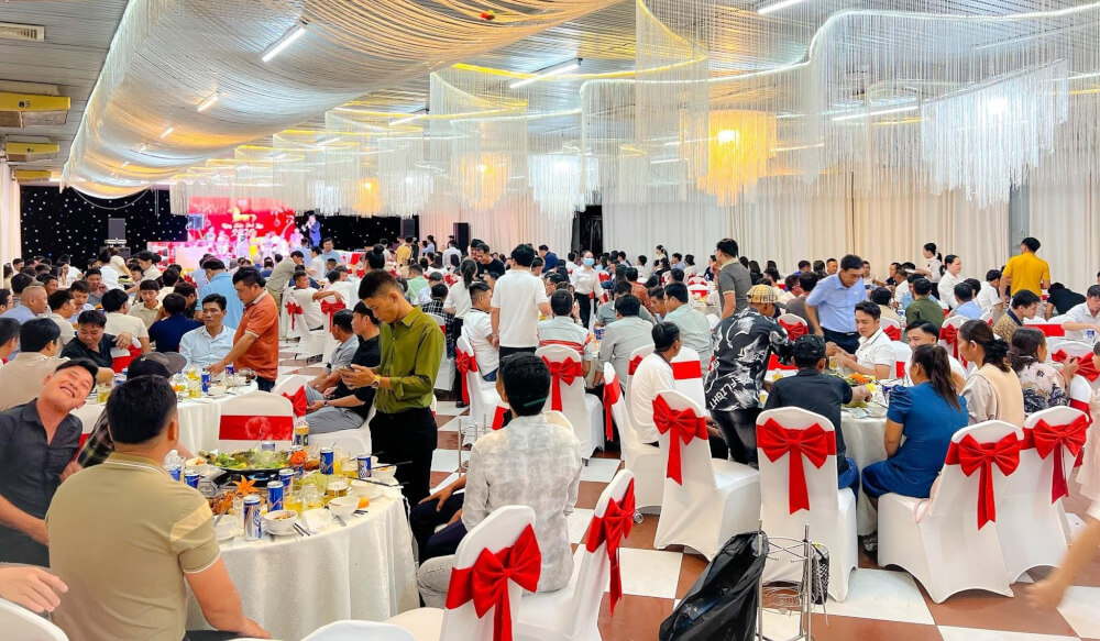 Đảo Hải Long nổi bật với không gian thoáng, sức chứa lớn và menu hải sản đa dạng (Nguồn: Internet)