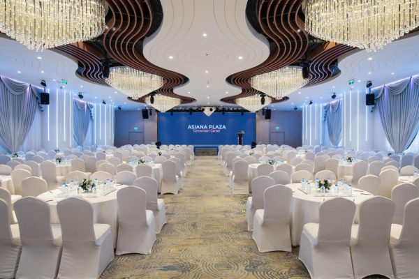 Sảnh Sapphire tại Asiana Plaza Bình Thạnh với sân khấu sang trọng, phù hợp cho các chương trình hội nghị và sự kiện