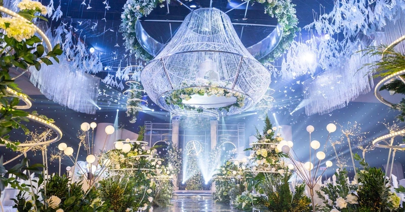 White Palace nổi bật với trần cao và đèn chùm pha lê (Nguồn: Internet)